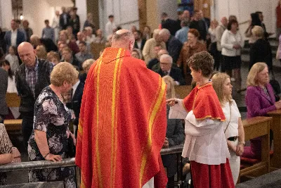 9 kwietnia w Katedrze 42 młodych osób z parafii katedralnej oraz 14 parafii Matki Bożej Częstochowskiej w Rzeszowie (Drabinianka) otrzymało sakrament bierzmowania, którego udzielił bp Jan Wątroba.
Przygotowania młodzieży trwały 2 lata, a odbywały się pod okiem ks. Krzysztofa, ks. Pawła, ks. Szczepana, s. Ewy oraz pani Agnieszki i obejmowały m.in. katechezy, spotkania formacyjne, a także przystąpienie do sakramentu pokuty. We wtorkowy wieczór kandydaci wraz ze swoimi świadkami, rodzicami, chrzestnymi czy też dziadkami zgromadzili się w Katedrze, by prosić o dary Ducha Świętego, umacniające w mężnym wyznawaniu wiary i postępowaniu według jej zasad.
Wszystkich zgromadzonych w świątyni przywitał ks. Krzysztof Gołąbek – proboszcz parafii katedralnej. Mszę Świętą koncelebrowali także ks. Tadeusz Pindara – proboszcz parafii Matki Bożej Częstochowskiej oraz kapłani posługujący w obydwu parafiach.
Następnie prośbę o udzielenie sakramentu bierzmowania zgromadzonym młodym oraz o modlitwę skierowali do Księdza Biskupa rodzice kandydatów.
W homilii bp Jan zachęcił młodych, aby w tym wyjątkowym dniu obrali Ducha Świętego za życiowego przewodnika towarzszącego im przy ważnych wyborach czy podchodzeniu do egzaminów – także tych życiowych. Wyjaśnił również znaczenie imienia Ducha Świętego – Paraklet – które tłumaczone z jęz. greckiego oznacza obrońcę, adwokata – nigdy prokuratora, nawet nie sędziego.
Będziecie moimi świadkami, gdy was umocni Duch Święty – mówi Pan Jezus. Niech nie będzie niedzieli i uroczystości bez udziału we Mszy Świętej – to jest moment dawania świadectwa. Właśnie przez zaangażowane, pełne uczestnictwo w najpiękniejszej modlitwie, jaką ma Kościół, czyli w Mszy Świętej, zdacie egzamin ze swojej dojrzałości chrześcijańskiej.
Na koniec celebrans odwołał się do obchodzonej poprzedniego dnia Uroczystości Zwiastowania Pańskiego i postawy Maryi wobec planu Bożego w Jej życiu oraz drogi, przez którą prowadził Ją Duch Święty. Podkreślił, że właśnie Maryja uczy, jak być uczennicą Ducha Świętego.
Po homilii miało miejsce odnowienie przyrzeczeń chrzcielnych. Następnie odbyła się najważniejsza część uroczystości – modlitwa Księdza Biskupa oraz namaszczenie krzyżmem każdego kandydata.
Sakrament bierzmowania jest koniecznym dopełnieniem sakramentu chrztu i wiąże się również z obraniem konkretnego patrona, którego życie i przymioty są wzorem dla młodego człowieka otrzymującego Ducha Świętego. Kandydat do bierzmowania ma więc okazję wybrać sobie świętego czy błogosławionego, którego droga do świętości najbardziej go zachwyciła. Może być to patron, którego imię nosi już od chrztu; może też wybrać sobie drugiego patrona. 
W związku z tym podczas namaszczenia krzyżmem biskup zwraca się do bierzmowanego nowo wybranym imieniem.
Po liturgii sakramentu bierzmowania miała miejsce modlitwa powszechna i liturgia eucharystyczna. Na koniec młodzi złożyli podziękowania Księdzu Biskupowi, Księżom Proboszczom oraz wszystkim, którzy poprzez swój wkład, posługę i zaangażowanie przyczynili się do przygotowania oraz przeżycia tej wyjątkowej uroczystości. Pamiątką było wspólne zdjęcie po zakończonej Mszy Świętej.
Posługę muzyczną w czasie uroczystości pełniła Katedralna Schola Liturgiczna pod dyrekcją ks. Juliana Wybrańca.

fot. Leszek Drzał
