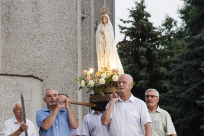 We wtorek 13 lipca przeżywaliśmy uroczyste Nabożeństwo Fatimskie. Naszym modlitwom przewodniczył ks. Patryk Chmielewski SDB. O godz. 18.40 zostały przedstawione prośby i podziękowania do Matki Bożej Fatimskiej, w intencji których sprawowana była także Msza Święta. Po Mszy Świętej wyruszyła procesja z figurą Matki Bożej. Nabożeństwo zakończył Apel Jasnogórski. fot. Joanna Prasoł