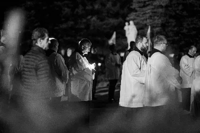 Ponad 100 lat temu, w roku 1917 r. w Fatimie, Matka Boża każdego 13. dnia miesiąca od maja do października objawiała się trójce dzieci: Łucji, Hiacyncie i Franciszkowi. Prosiła ich wówczas o odmawianie modlitwy różańcowej w intencji pokoju na świecie i nawrócenia grzeszników. Wzorem tych wydarzeń w wielu parafiach w Polsce i na świecie prowadzone są nabożeństwa fatimskie. Nie inaczej jest w rzeszowskiej katedrze, gdzie 13 października zakończono cykl tegorocznych spotkań modlitewnych przy figurze Pani Fatimskiej. Wieczór fatimski rozpoczął się o godz. 18:40 odczytaniem próśb i podziękowań do Matki Bożej Fatimskiej. Wcześniej wierni mogli skorzystać z sakramentu pokuty. O godz. 19:00 odprawiono uroczystą Mszę Świętą, której przewodniczył ks. Andrzej Szpaczyński – ojciec duchowny w Wyższym Seminarium Duchownym w Rzeszowie. Wygłosił on także homilię, w której nawiązał do liturgii słowa z dnia, przyrównując ją do myślenia współczesnego człowieka. „Jezus mówi do nas «Kto nie jest ze mną, jest przeciwko mnie». Można pomyśleć: jestem teraz w kościele, modlę się, spowiadam, przyjmuję sakramenty, ale czy rzeczywiście jestem z Jezusem czy tylko z Nim bywam? Czy jestem w Jego obecności cały czas czy jedynie bywam z Nim przez pewne chwile w ciągu dnia? Być z Jezusem to być po Jego stronie, mieć podobne myślenie, jak On, które przejawia się w czynach, podejmowanych decyzjach, a także w patrzeniu na drugiego. To wiara jest filtrem, który pozwala zobaczyć w drugim człowieku nie przeciwnika, ale brata – nawet jeśli jest on inny lub myśli inaczej. Wiara może pomagać wchodzić z nim w relację. Warto zadać sobie pytanie: czy mam w sobie ten filtr, ten sposób patrzenia, dzięki któremu jestem po stronie Jezusa?”. Następnie celebrans przywołał wydarzenia z portugalskiego miasteczka: „Choć nie jesteśmy świadkami cudu słońca, który zobaczył dziesięciotysięczny tłum 13 października 1917 w Fatimie, to słyszymy dzisiaj wezwanie do nawrócenia i pokuty. Każdy z nas jest wezwany, by się nawracać. Być może nawróceniu powinno ulec nasze spojrzenie na innych, by zobaczyć w nich dobro, a na świat patrzeć z wiarą”. Mszę Świętą koncelebrowali ks. Bogusław Babiarz – dyrektor administracyjny WSD w Rzeszowie, ks. Krzysztof Gołąbek – proboszcz parafii katedralnej oraz ks. Michał Rurak – katedralny wikariusz. Posługę w czasie liturgii pełnili alumni rzeszowskiego seminarium, którzy wraz z diakonem Łukaszem prowadzili także modlitwę różańcową z rozważaniami opartymi o historię błogosławionej rodziny Ulmów. Korzystając z ciepłej, jesiennej pogody po zakończonej Mszy Świętej odbyła się procesja na placu przed świątynią z figurą Pani Fatimskiej. Wierni z świecami w rękach zawierzali siebie, swoje rodziny i wszelkie troski w modlitwie różańcowej. Duchowo łączyli się z nimi słuchacze katolickiego radia VIA, które transmitowało całe nabożeństwo. Przed wyśpiewaniem Apelu Jasnogórskiego ks. Krzysztof, proboszcz parafii katedralnej, podsumował tegoroczne nabożeństwa fatimskie, dziękując wiernym za uczestnictwo w uwielbieniu Boga za przyczyną Pani Fatimskiej. W sposób szczególny podziękowania skierował do braci alumnów z roku propedeutycznego, życząc, aby modlitwa przy figurze Matki Bożej z Fatimy umacniała rozeznawanie drogi ich powołania. Wyrazy wdzięczności popłynęły w stronę kapłanów z dekanatu Rzeszów-Katedra, sióstr zakonnych, orkiestry pod batutą Tadeusza Cielaka, która uświetniała każde z tegorocznych nabożeństw oraz słuchaczy katolickiego radia VIA. Do godz. 22:00 w świątyni trwała adoracja Najświętszego Sakramentu, w której wierni licznie uczestniczyli. Od listopada do kwietnia 13. dnia miesiąca w świątyni katedralnej prowadzona jest modlitwa różańcowa przy figurze Matki Bożej Fatimskiej o godz. 17:30. Niech wezwanie Maryi do codziennej modlitwy różańcowej przyświeca nam nie tylko w październiku i przy okazji nabożeństw fatimskich, ale każdego dnia. 
tekst: Angelika Karnasiewicz 
fot. Jola Warchoł