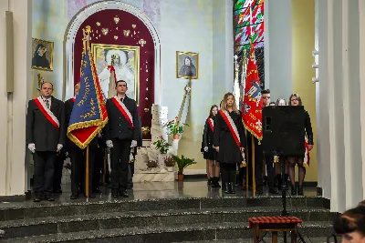 Uroczystość Chrystusa Króla to także święto Akcji Katolickiej i KSM-u. Centralnej uroczystości w Katedrze przewodniczył biskup diecezjalny Jan Wątroba. Eucharystię koncelebrowało 25 księży, wśród nich ks. Stanisław Potera – asystent diecezjalny AK i ks. Tomasz Ryczek – asystent diecezjalny KSM. Po wyznaniu wiary 88 młodych osób złożyło przyrzeczenie Katolickiego Stowarzyszenia Młodzieży. Obrzęd przyrzeczenia prowadził Paweł Grodzki – prezes KSM Diecezji Rzeszowskiej. Ceremonia zakończyła się odśpiewaniem hymnu KSM i zawołaniem: „Przez cnotę, naukę i pracę, służyć Bogu i Ojczyźnie, Gotów!”

Po Komunii św. bp Jan Wątroba, razem z ks. Stanisławem Poterą, wręczył nominacje 20 nowym prezesom oddziałów parafialnych Akcji Katolickiej. Krótkie przemówienia wypowiedzieli kolejno: Jeremi Kalkowski – prezes Zarządu Diecezjalnego Instytutu AK i Paweł Grodzki.

Po Komunii św. wszyscy zebrani uklękli przed Najświętszym Sakramentem. Biskup Ordynariusz odczytał Jubileuszowy Akt Przyjęcia Jezusa Chrystusa za Króla i Pana.

Po Mszy św. bp Jan Wątroba wręczył odznaki i legitymacje nowym członkom KSM.

fot. Fotografiarzeszow