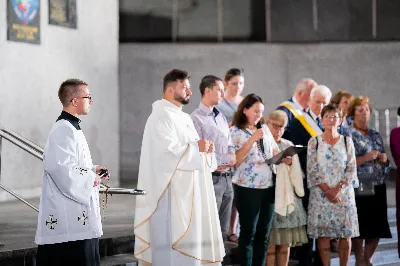 W środę 13 września przeżywaliśmy kolejne w tym roku Nabożeństwo Fatimskie. O godz. 18.40 zostały przedstawione prośby i podziękowania do Matki Bożej Fatimskiej, w intencji których sprawowana była także Msza Święta. Eucharystii przewodniczył i homilię wygłosił ks. Marek Kotwa – wikariusz parafii pw. Św. Michała Archanioła w Rzeszowie. Po Mszy Świętej wyruszyła procesja z figurą Matki Bożej, podczas której modlitwę różańcową prowadzili przedstawiciele parafii pw. Św. Jadwigi Królowej wraz ze swoimi duszpasterzami: ks. Tomaszem Gałuszką oraz ks. Łukaszem Mariuszycem, zaś figurę Matki Bożej nieśli przedstawiciele Bractwa św. Michała Archanioła, Rycerzy Kolumba oraz Związku Strzeleckiego "Strzelec". Modlitwę ubogaciła obecność Orkiestry Dętej pod dyrekcją Tadeusza Cielaka. Nabożeństwo zakończył Apel Jasnogórski. fot. Jola Warchoł