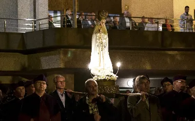 W piątek 13 września przeżywaliśmy uroczyste Nabożeństwo Fatimskie. Mszy Świętej przewodniczył ks. Jacek Pasela. Kazanie wygłosił ks. Michał Domasik. O godz. 18.40 zostały przedstawione prośby i podziękowania do Matki Bożej Fatimskiej, w intencji których sprawowana była także Msza Święta. Śpiewał chór z parafii pw. Św. Jadwigi Królowej pod dyrekcją Marcina Kaławaja. Po Mszy Świętej wyruszyła procesja z figurą Matki Bożej i relikwiami świętych Dzieci Fatimskich. Nabożeństwo zakończył Apel Jasnogórski. Dziękujemy parafii pw. Św. Jadwigi Królowej za przygotowanie liturgii oraz parafii pw. Michała Archanioła za prowadzenie modlitwy różańcowej. fot. Joanna Prasoł 