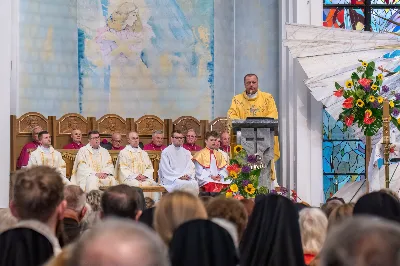 W piątek (16 czerwca) obchodziliśmy uroczystość Najświętszego Serca Pana Jezusa – dzień odpustu w Katedrze Rzeszowskiej. O godz. 18.00 została odprawiona uroczysta Msza Święta, której przewodniczył bp Jan Wątroba. Po Mszy Świętej Biskup poświęcił tablicę upamiętniającą życie i dzieło śp. Ks. Infułata Stanisława Maca. 
Po jego śmierci w 2020 roku, Ksiądz Proboszcz Krzysztof Gołąbek wraz z Parafialną Radą Duszpasterską postanowił stworzyć tablicę pamiątkową poświęconą śp. Księdzu Infułatowi. 
Istnieje już takowa poświęcona budowniczym i architektom, przygotowana jeszcze za życia ks. Maca, przez Niego zaprojektowana i umieszczona na Jego prośbę w szeregu pamiątkowych tablic przed wejściem do dolnego kościoła, ale chciano upamiętnić osobę i dzieło tej świątyni tablicą bardziej okazałą przy wejściu głównym. W szafie z pamiątkami po Ks. Infułacie odnaleziono wyzłocone serce i tak zrodziła się myśl, by umieścić to serce w pamiątkowej tablicy jako symbol wiary tego kapłana, jego czci wobec Bożego Serca i troski o świątynię dedykowaną Najświętszemu Sercu Pana Jezusa.
W książce pt. „Komu bije Dzwon Wolności” ks. Stanisław Mac zapisał: „Staram się zgodnie z testamentem zawartym w akcie erekcyjnym pod budowę kościoła, aby w tej świątyni po wsze czasy rozkwitał kult do Najświętszego Serca Pana Jezusa jako źródła miłości i dobroci”. 
Niech ta tablica będzie wyrazem naszej czci i pamięci wobec osoby Ks. Infułata, Jego dzieła i poświęcenia dla chwały Bożego Serca.
fot. Joanna Prasoł