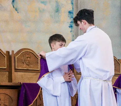 W V Niedzielę Wielkiego Postu, podczas Mszy Świętej o godz. 12:00, ks. Krzysztof Gołąbek – proboszcz naszej Katedry, przyjął do grona Liturgicznej Służby Ołtarza siedmiu nowych ministrantów. Po odpowiednim przygotowaniu, pod czujnym okiem ks. Pawła Wójcika oraz animatorów Adama i Miłosza, chłopcy otrzymali stopień ministranta choralisty – po raz pierwszy założyli kołnierzyki i otrzymali legitymacje ministranckie. To wyjątkowy moment i ogromna radość dla naszej wspólnoty! Podczas Mszy Świętej zaśpiewała Dziewczęca Schola Katedralna. Serdecznie gratulujemy chłopcom odwagi oraz życzymy wytrwałości w tej pięknej służbie przy Ołtarzu Pana Jezusa. Jeśli chcesz dołączyć do grona ministrantów – serdecznie zapraszamy! Zainteresowanych prosimy o kontakt z ks. Pawłem Wójcikiem.
fot. Antoni Ważny