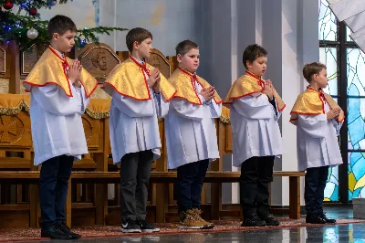 W niedzielę Chrztu Pańskiego, 8 stycznia, w ostatnim dniu okresu Bożego Narodzenia podczas Mszy Świętej o godz. 9.00 ks. Krzysztof Gołąbek, proboszcz naszej Katedry, przyjął do grona Liturgicznej Służby Ołtarza pięciu chłopców.
Po odpowiednim przygotowaniu, pod czujnym okiem ks. Pawła Wójcika – opiekuna ministrantów oraz ceremoniarza Rafała Waszczaka, otrzymali stopień choralisty, po raz pierwszy mogli ubrać kołnierzyki, a także otrzymali legitymacje ministranckie. To wielka radość dla naszej parafii. Gratulujemy chłopcom odwagi oraz życzymy wytrwałości w tym pięknym powołaniu, jakim jest służba przy Ołtarzu Pana Jezusa.
Drugim bardzo ważnym momentem w tym dniu było wręczenie pucharów dla trzech najlepszych ministrantów 2022 roku. Złotym ministrantem niezmiennie od kilku lat został animator Wojciech Jędrzejewski, srebrnym Adam Sowa, brązowym – najmłodszy w naszej wspólnocie – Dawid Pruchnicki. Gratulujemy im pięknej służby.
Zapraszamy wszystkich chętnych chłopców do wstąpienia w szeregi katedralnej Liturgicznej Służby Ołtarza.
Zainteresowanych prosimy o kontakt z ks. Pawłem Wójcikiem.

Rafał Waszczak
fot. Joanna Prasoł 