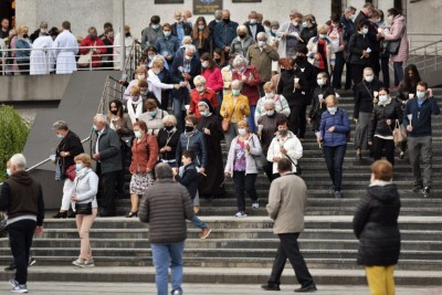 W czwartek 13 maja przeżywaliśmy uroczyste Nabożeństwo Fatimskie. Naszym modlitwom przewodniczył ks. dr Sławomir Jeziorski, prefekt i wykładowca Wyższego Seminarium Duchownego w Rzeszowie. O godz. 18.45 zostały przedstawione prośby i podziękowania do Matki Bożej Fatimskiej, w intencji których sprawowana była także Msza Święta. W koncelebrze uczestniczył ks. Piotr Tarnawski, radca Nuncjatury Apostolskiej w Moskwie, ks. Jan Młynarczyk, emerytowany proboszcz parafii Matki Bożej Królowej Polski i św. Jana Kantego w Sandomierzu i ks. Krzysztof Gołąbek, proboszcz parafii katedralnej i kustosz sanktuarium. Po Mszy Świętej wyruszyła procesja z figurą Matki Bożej. Nabożeństwo zakończył Apel Jasnogórski. fot. Małgorzata Ryndak