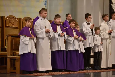 Mszy św. w Środę Popielcową na rozpoczęcie Wielkiego Postu w katedrze rzeszowskiej przewodniczył bp Jan Wątroba. Eucharystię koncelebrowali: ks. Łukasz Cyrnek, ks. Krzysztof Golas, ks. Krzysztof Gołąbek, ks. Sławomir Jeziorski, ks. Dominik Kiełb, ks. Jakub Nagi i ks. Nikodem Rybczyk.
Homilię wygłosił ks. Julian Wybraniec, wikariusz parafii katedralnej. Kaznodzieja w rozważaniu mówił o symbolice popiołu, którym w Środę Popielcową posypuje się głowy uczestników liturgii.
Po homilii odbył się obrzęd wybrania i wpisania imion do księgi katechumenów dwóch kobiet, które, jako dorosłe, przygotowują się do przyjęcia sakramentów inicjacji chrześcijańskiej.
Następnie odbył się obrzęd posypania popiołem.
Podczas Mszy św. posługę muzyczną pełniła Katedralna Schola Liturgiczna. Eucharystia była transmitowana przez Katolickie Radio VIA.
fot. ks. Jakub Oczkowicz