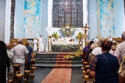 W środę 13 września przeżywaliśmy kolejne w tym roku Nabożeństwo Fatimskie. O godz. 18.40 zostały przedstawione prośby i podziękowania do Matki Bożej Fatimskiej, w intencji których sprawowana była także Msza Święta. Eucharystii przewodniczył i homilię wygłosił ks. Marek Kotwa – wikariusz parafii pw. Św. Michała Archanioła w Rzeszowie. Po Mszy Świętej wyruszyła procesja z figurą Matki Bożej, podczas której modlitwę różańcową prowadzili przedstawiciele parafii pw. Św. Jadwigi Królowej wraz ze swoimi duszpasterzami: ks. Tomaszem Gałuszką oraz ks. Łukaszem Mariuszycem, zaś figurę Matki Bożej nieśli przedstawiciele Bractwa św. Michała Archanioła, Rycerzy Kolumba oraz Związku Strzeleckiego "Strzelec". Modlitwę ubogaciła obecność Orkiestry Dętej pod dyrekcją Tadeusza Cielaka. Nabożeństwo zakończył Apel Jasnogórski. fot. Jola Warchoł