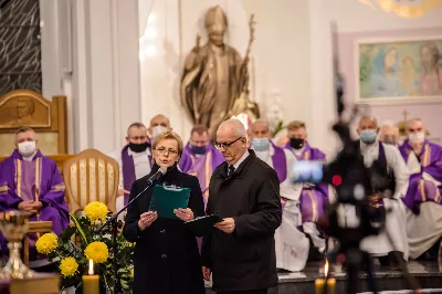 W czwartek 5 listopada o godz. 11.00 Mszą Świętą pogrzebową pożegnaliśmy śp. ks. inf. Stanisława Maca - pierwszego proboszcza i budowniczego Rzeszowskiej Katedry, byłego prepozyta Kapituły Katedralnej i długoletniego dziekana dekanatu Rzeszów – Katedra.  Mszy Świętej przewodniczył bp Jan Wątroba, homilię wygłosił ks. Stanisław Potera. W koncelebrze uczestniczył bp Stanisław Jamrozek - biskup pomocniczy przemyski i ok. 50 księży. fot. Dariusz Kamiński Fotografiarzeszow