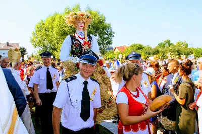 W niedzielę 25.08.2019 r. przy Katedrze Rzeszowskiej odbyły się Dożynki Diecezjalne. Do Parku Papieskiego przyjechało 73 delegacje z wieńcami dożynkowymi. fot. Andrzej Kotowicz