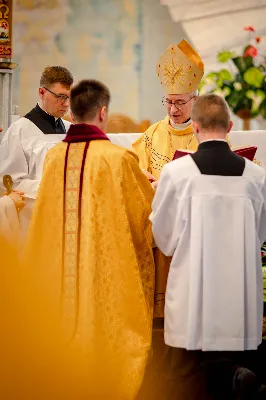 „Na swoje życie i swoje kapłaństwo trzeba popatrzeć w świetle Bożej miłości. Inaczej go nie pojmiemy ani my, ani ci, którzy będą na nas patrzeć” – mówił bp Jan Wątroba podczas Mszy św. z udzieleniem święceń prezbiteratu. 4 czerwca 2022 r. w kościele katedralnym jedenastu diakonów diecezji rzeszowskiej przyjęło sakrament kapłaństwa.
Do grona neoprezbiterów diecezji rzeszowskiej należą: ks. Sebastian Bełz z parafii w Nienadówce, ks. Krzysztof Lampart z parafii w Rudnej Wielkiej, ks. Mateusz Łachmanek z parafii w Lipinkach, ks. Karol Migut z parafii w Jasionce, ks. Marcin Murawski z parafii katedralnej w Rzeszowie, ks. Adrian Pazdan z parafii w Zagorzycach, ks. Tomasz Sienicki z parafii w Bieździedzy, ks. Dominik Świeboda z parafii w Palikówce, ks. Piotr Wąsacz z parafii bł. Władysława Findysza w Rzeszowie, ks. Mateusz Wojtuń z parafii w Święcanach oraz ks. Wiktor Zoła z parafii w Cieklinie.
Mszy św. przewodniczył i święceń udzielił bp Jan Wątroba. Eucharystię koncelebrowało około osiemdziesięciu księży, m.in: przełożeni Wyższego Seminarium Duchownego w Rzeszowie oraz proboszczowie i wikariusze z parafii rodzinnych neoprezbiterów. W Mszy św. uczestniczył abp Edward Nowak, bp Kazimierz Górny i bp Edward Białogłowski.
Zebranych w kościele katedralnym powitał ks. Krzysztof Gołąbek, proboszcz parafii.
W homilii bp Jan Wątroba nawiązał do słów z Ewangelii według św. Jana w których Chrystus tłumaczy co to znaczy być dobrym pasterzem. „Być kapłanem w Kościele Chrystusowym to znaczy mieć udział w Jego pasterskiej misji i stale upodabniać się do Dobrego Pasterza, który zna owce, karmi je, broni i jest gotów oddać życie dla ich dobra” – mówił hierarcha.
Po homilii odbył się obrzędy święceń: przyrzeczenie czci i posłuszeństwa Biskupowi Ordynariuszowi, Litania do Wszystkich Świętych podczas której kandydaci leżeli krzyżem, nałożenie rąk, modlitwa święceń oraz namaszczenie rąk krzyżmem i wręczenie chleba i wina. Podczas Liturgii Eucharystycznej nowo wyświęceni po raz pierwszy wyciągnęli dłonie nad chlebem i winem wypowiadając słowa konsekracji.
Na zakończenie Mszy św. ks. Tomasz Sienicki, podziękował w imieniu nowo wyświęconych wszystkim, którzy przyczynili się do przygotowania ich do kapłaństwa. Słowa wdzięczności, m.in. przełożonym Wyższego Seminarium Duchownego w Rzeszowie i rodzicom neoprezbiterów, wypowiedział bp Jan Wątroba. 
W drodze do zakrystii neoprezbiterzy zatrzymali się przy figurze Matki Bożej Fatimskiej zawierzając swoje kapłaństwo Matce Bożej.
W niedzielę, 5 czerwca, w Uroczystość Zesłania Ducha Świętego, neoprezbiterzy będą sprawować w swoich rodzinnych parafiach uroczyste Msze św. prymicyjne, a w najbliższych tygodniach otrzymają skierowania do parafii.

Fot. ks. Jakub Nagi oraz biala-wrona.pl
