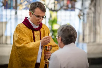 „Na swoje życie i swoje kapłaństwo trzeba popatrzeć w świetle Bożej miłości. Inaczej go nie pojmiemy ani my, ani ci, którzy będą na nas patrzeć” – mówił bp Jan Wątroba podczas Mszy św. z udzieleniem święceń prezbiteratu. 4 czerwca 2022 r. w kościele katedralnym jedenastu diakonów diecezji rzeszowskiej przyjęło sakrament kapłaństwa.
Do grona neoprezbiterów diecezji rzeszowskiej należą: ks. Sebastian Bełz z parafii w Nienadówce, ks. Krzysztof Lampart z parafii w Rudnej Wielkiej, ks. Mateusz Łachmanek z parafii w Lipinkach, ks. Karol Migut z parafii w Jasionce, ks. Marcin Murawski z parafii katedralnej w Rzeszowie, ks. Adrian Pazdan z parafii w Zagorzycach, ks. Tomasz Sienicki z parafii w Bieździedzy, ks. Dominik Świeboda z parafii w Palikówce, ks. Piotr Wąsacz z parafii bł. Władysława Findysza w Rzeszowie, ks. Mateusz Wojtuń z parafii w Święcanach oraz ks. Wiktor Zoła z parafii w Cieklinie.
Mszy św. przewodniczył i święceń udzielił bp Jan Wątroba. Eucharystię koncelebrowało około osiemdziesięciu księży, m.in: przełożeni Wyższego Seminarium Duchownego w Rzeszowie oraz proboszczowie i wikariusze z parafii rodzinnych neoprezbiterów. W Mszy św. uczestniczył abp Edward Nowak, bp Kazimierz Górny i bp Edward Białogłowski.
Zebranych w kościele katedralnym powitał ks. Krzysztof Gołąbek, proboszcz parafii.
W homilii bp Jan Wątroba nawiązał do słów z Ewangelii według św. Jana w których Chrystus tłumaczy co to znaczy być dobrym pasterzem. „Być kapłanem w Kościele Chrystusowym to znaczy mieć udział w Jego pasterskiej misji i stale upodabniać się do Dobrego Pasterza, który zna owce, karmi je, broni i jest gotów oddać życie dla ich dobra” – mówił hierarcha.
Po homilii odbył się obrzędy święceń: przyrzeczenie czci i posłuszeństwa Biskupowi Ordynariuszowi, Litania do Wszystkich Świętych podczas której kandydaci leżeli krzyżem, nałożenie rąk, modlitwa święceń oraz namaszczenie rąk krzyżmem i wręczenie chleba i wina. Podczas Liturgii Eucharystycznej nowo wyświęceni po raz pierwszy wyciągnęli dłonie nad chlebem i winem wypowiadając słowa konsekracji.
Na zakończenie Mszy św. ks. Tomasz Sienicki, podziękował w imieniu nowo wyświęconych wszystkim, którzy przyczynili się do przygotowania ich do kapłaństwa. Słowa wdzięczności, m.in. przełożonym Wyższego Seminarium Duchownego w Rzeszowie i rodzicom neoprezbiterów, wypowiedział bp Jan Wątroba. 
W drodze do zakrystii neoprezbiterzy zatrzymali się przy figurze Matki Bożej Fatimskiej zawierzając swoje kapłaństwo Matce Bożej.
W niedzielę, 5 czerwca, w Uroczystość Zesłania Ducha Świętego, neoprezbiterzy będą sprawować w swoich rodzinnych parafiach uroczyste Msze św. prymicyjne, a w najbliższych tygodniach otrzymają skierowania do parafii.

Fot. ks. Jakub Nagi oraz biala-wrona.pl
