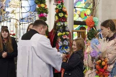 W Niedzielę Palmową uroczystej Mszy Świętej z procesją z palmami przewodniczył ks. Krzysztof Gołąbek - proboszcz Katedry. Po Mszy Świętej odbył się konkurs na najpiękniejszą palmę. Wygrała palma przygotowana przez młodzież z katedralnej Oazy. Choć zwycięzca mógł być tylko jeden, to każda z zaprezentowanych palm została doceniona.  fot. Joanna Prasoł