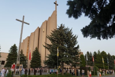 We wtorek 13 lipca przeżywaliśmy uroczyste Nabożeństwo Fatimskie. Naszym modlitwom przewodniczył ks. Patryk Chmielewski SDB. O godz. 18.40 zostały przedstawione prośby i podziękowania do Matki Bożej Fatimskiej, w intencji których sprawowana była także Msza Święta. Po Mszy Świętej wyruszyła procesja z figurą Matki Bożej. Nabożeństwo zakończył Apel Jasnogórski. fot. Joanna Prasoł