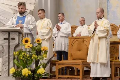 Wrześniowe nabożeństwo fatimskie, będące odpowiedzią na wezwanie Maryi do modlitwy i pokuty, odbyło się w ubiegły wtorek, 13 dnia miesiąca. Tym razem w Katedrze Rzeszowskiej zostało przygotowane przez parafie św. Michała Archanioła oraz św. Jadwigi Królowej.
Nabożeństwo rozpoczęło się odczytaniem próśb i podziękowań do Matki Bożej Fatimskiej, w intencji których następnie sprawowana była Msza Święta. Uroczystej, koncelebrowanej liturgii przewodniczył ks. Tomasz Gałuszka – wikariusz parafii św. Jadwigi.
Słowo Boże wygłosił ks. Grzegorz Kot – Diecezjalny Duszpasterz Trzeźwości i Osób Uzależnionych. Nawiązał do liturgii słowa z dnia, podkreślając trafne powiązanie z Tajemnicą Fatimską. „Niejedna matka dzisiaj płacze, jak owa kobieta z Nain, nad śmiercią swojego dziecka. Niejedna matka płacze, patrząc na pogubienie swojego dziecka – że życie mu nie wychodzi, że się poplątało, że nie chodzi do kościoła, nie modli się. Ową matką jest również Kościół, który płacze, kiedy się gubimy, kiedy w naszym sercu zaczyna kiełkować grzech i zaczynamy odchodzić. Trzeba nam stanąć w prawdzie i uderzyć się we własne piersi – i po to tu jesteśmy, aby modlitwą różańcową złożyć zadośćuczynienie za grzechy swoje i całego świata”.
„To nabożeństwo winno nas wprowadzać w osobistą retrospekcję, rachunek sumienia – czy oby jestem bratem dla brata? Bo może w moje serce wkradło się porównywanie, osądzanie, obmowa wobec tych, którzy się pogubili na drogach swojego życia” – mówił dalej ks. Grzegorz.
Kaznodzieja zachęcał do odpowiedzi na wołanie Matki Bożej w Fatimie i porzucenie obaw, strachu i niepewności. „Może nam się wydawać, gdyby Bóg na naszych oczach dotknął trumny, kogoś wskrzesił, byłoby nam łatwiej wierzyć. Nic bardziej mylnego. Wystarczy zerknąć na Łazarza i bogacza, wołającego: Ojcze Abrahamie, poślij kogoś z umarłych do żyjących, a na pewno uwierzą. Poślij kogoś. Bóg posyła Matkę do dzieci w Fatimie, a idąc dalej – posyła dzieci. O co prosi Matka Boża w Fatimie? O pokutę i różaniec. Trzecia Tajemnica Fatimska może przerażać, ale tych, co wierzą, nie powinna. Jeżeli w Twoim sercu jest wiara, nie stanie ci się krzywda”.
Po zakończonej liturgii Mszy Świętej wierni polecali swoje intencje w modlitwie różańcowej przy figurze Matki Bożej Fatimskiej. Modlitwę prowadzili ks. Rafał Kłos (wikariusz parafii św. Michała Archanioła) oraz diakoni. Ze względu na trwający remont schodów zrezygnowano z procesji. Nabożeństwo zakończono odśpiewaniem Apelu Jasnogórskiego o godz. 21.00. Następnie jeszcze przez godziną trwała indywidualna adoracja Najświętszego Sakramentu.
Posługę muzyczną podjął chór Michael z parafii św. Michała Archanioła w Rzeszowie oraz orkiestra dęta prowadzona przez p. Tadeusza Cielaka. Obecne były także poczty sztandarowe, przedstawiciele Rycerzy Kolumba i Bractwa św. Michała Archanioła.
Ostatnie w tym roku nabożeństwo fatimskie odbędzie się 13 października. W Katedrze Rzeszowskiej będzie prowadzone przez Wyższe Seminarium Duchowne w Rzeszowie.

fot. Joanna Prasoł 