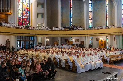 W Wielki Czwartek o godz. 10.00 w naszej Katedrze bp Jan Wątroba przewodniczył Mszy Krzyżma. Jest ona wyrazem jedności i wspólnoty duchowieństwa diecezji. Podczas tej Mszy Świętej biskup poświęcił olej chorych, katechumenów oraz olej krzyżma. Księża koncelebrujący z biskupem Eucharystię odnowili przyrzeczenia kapłańskie. W koncelebrze wzięli udział bp Kazimierz Górny, bp Edward Białogłowski oraz ponad 200 kapłanów z całej diecezji. W Eucharystii wzięli również udział licznie zebrani ministranci, lektorzy, animatorzy, ceremoniarze, członkowie scholi parafialnych i dziewczęcej służby maryjnej. Podczas Mszy Świętej zaśpiewał chór męski pod dyrekcją ks. Andrzeja Widaka. Przy organach zasiadł ks. Julian Wybraniec. fot. Piotr Szorc