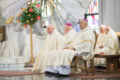 W Wielki Czwartek o godz. 10.00 w naszej Katedrze bp Jan Wątroba przewodniczył Mszy Krzyżma. Jest ona wyrazem jedności i wspólnoty duchowieństwa diecezji. Podczas tej Mszy Świętej biskup poświęcił olej chorych, katechumenów oraz olej krzyżma. Księża koncelebrujący z biskupem Eucharystię odnowili przyrzeczenia kapłańskie.
W koncelebrze wzięli udział bp Kazimierz Górny, bp Edward Białogłowski oraz 179 kapłanów z całej diecezji. W Eucharystii wzięli również udział licznie zebrani ministranci, lektorzy, animatorzy, ceremoniarze, członkowie scholi parafialnych i dziewczęcej służby maryjnej.
fot. Małgorzata Ryndak