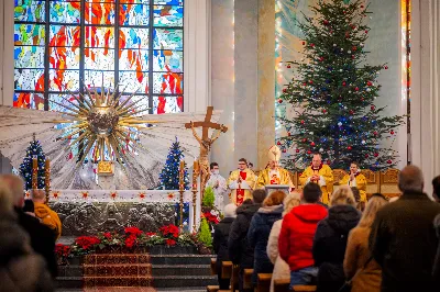 W Niedzielę Świętej Rodziny Mszy Świętej o godz. 12.00 przewodniczył bp Edward Białogłowski. Eucharystię uświetnił śpiewem kolęd Katedralny Chór Chłopięco-Męski Pueri Cantores Resovienses. fot. Paulina Lęcznar