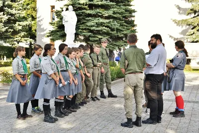 „Młodzieńcze, wstań!” – pod takim hasłem 5 września 2020 r. spotkała się młodzież zrzeszona w katolickich ruchach i stowarzyszeniach na Diecezjalnym Dniu Młodych w naszej Katedrze. W spotkaniu uczestniczyli również harcerze i skauci oraz dorośli z Domowego Kościoła. Dzień Młodych był okazją do podsumowania wakacyjnych rekolekcji i obozów.  Dzień Młodych przebiegał w dwóch etapach. Przed południem członkowie ruchów i stowarzyszeń zebrali się w pięciu różnych miejscach: Katolickie Stowarzyszenie Młodzieży w Domu Rekolekcyjnym bł. Karoliny Kózkówny w Rzeszowie, Ruch Apostolstwa Młodzieży w kościele św. Rocha w Rzeszowie, Ruch Światło-Życie w katedrze, Liturgiczna Służba Ołtarza w kościele parafialnym w Zaczerniu, harcerze i skauci w kościele św. Józefa Sebastiana Pelczara w Rzeszowie.  O godzinie 15.30 członkowie wszystkich stowarzyszeń i ruchów spotkali się na Mszy św. w katedrze rzeszowskiej. Eucharystii, którą koncelebrowało 20 księży, przewodniczył bp Kazimierz Górny. Homilię wygłosił ks. Tomasz Ryczek, diecezjalny duszpasterz młodzieży i diecezjalny asystent KSM.  Na zakończenie Mszy św. bp Kazimierz Górny poświęcił świece, które wręczył nowym parom rejonowym oraz diakoniom Domowego Kościoła.  Tegoroczny Diecezjalny Dzień Młodych odbył się po raz szósty. W minionych latach diecezjalne duszpasterstwo młodzieży przygotowywało szerszą formułę obejmująca dwu albo trzydniowe spotkania. W 2015 i 2016 roku Dni Młodych odbyły się w Cmolasie, a w kolejnych dwóch latach w Parku Papieskim w Rzeszowie. Diecezjalne Dni Młodych są okazją do podsumowania i dziękczynienia za wakacyjne rekolekcje i obozy oraz do wprowadzenia w systematyczną pracę.  fot. ks. Tomasz Nowak