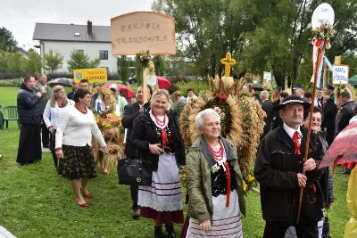 W niedzielę 29 sierpnia 2021 r. w Parku Papieskim w Rzeszowie odbyły się Dożynki Diecezjalne. Mimo deszczowej pogody do Parku Papieskiego przyjechało 57 delegacji z parafii diecezji rzeszowskiej z 65 wieńcami. Tegoroczną obsługę dożynek, w tym przygotowanie liturgii, zapewnili wierni i duszpasterze z dekanatu Rzeszów Wschód. Przed Mszą św. członkowie Stowarzyszenia Przyjaciół Ziemi Słocińskiej zaprezentowali program słowno-muzyczny. Podczas Mszy św. wystąpił chór z parafii św. Rocha w Rzeszowie pod dyrekcją Krzysztofa Husa oraz Gminna Orkiestra Dęta z Krasnego. Przed rozpoczęciem Mszy św. ks. Jerzy Uchman, diecezjalny duszpasterz rolników, przywitał przybyłych do Rzeszowa rolników, ogrodników, sadowników i pszczelarzy, wśród nich starostów dożynek: Marka Leśniewskiego i Teresę Kilar z parafii św. Rocha w Rzeszowie. Mszy św. przewodniczył bp Jan Wątroba. W koncelebrze uczestniczył bp Kazimierz Górny, ks. Wiesław Szurek oraz blisko dwudziestu księży. W długiej procesji z darami do ołtarza podeszły delegacje wszystkich obecnych parafii przynosząc chleby, wino, miód i owoce. Na zakończenie liturgii Biskup Rzeszowski pobłogosławił przyniesione płody ziemi. Po błogosławieństwie poszczególne delegacje, przedstawiane przez ks. Rafała Flaka, dyrektora Wydziału Duszpasterskiego Kurii Diecezjalnej w Rzeszowie, zaprezentowały swoje wieńce.  Fot. ks. Tomasz Nowak