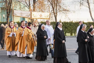 W Niedzielę Wielkanocną Mszy Świętej z procesją rezurekcyjną przewodniczył bp Edward Białogłowski.
fot. Joanna Prasoł