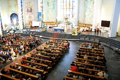 We wtorek 16.10.2018 r. uczniowie Szkoły Podstawowej nr 23 wraz z Dyrekcją i Nauczycielami świętowali Dzień Patrona Szkoły - św. Jana Pawła II. Uroczystości rozpoczęła Msza Święta pod przewodnictwem ks. inf. Stanisława Maca, który także wygłosił homilię, wspominając swoje osobiste doświadczenia ze św. Janem Pawłem II. Po Mszy Świętej uczniowie SP nr 23 zaprezentowali montaż słowno-muzyczny, przygotowany przez s. Karolę, o pielgrzymkach św. Jana Pawła II do Polski. Program ubogacił piękny występ zespołu Sweet Voices, którym dyryguje pani Justyna Szela-Adamska. Na koniec zostały wręczone nagrody dla laureatów konkursów związanych z naszym Patronem oraz nagrody Dyrektora Szkoły dla katechetów: s. Karoli i ks. Juliana. Święty Janie Pawle II - módl się za nami! fot. Kasia Ula Franiszyn-Luciano 