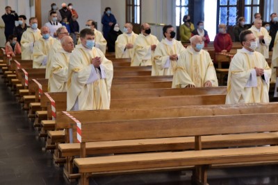 1 kwietnia 2021 r., w Wielki Czwartek, w naszej Katedrze została odprawiona Msza Krzyżma. Eucharystii przewodniczył bp Jan Wątroba. W koncelebrze uczestniczył bp Kazimierz Górny, bp Edward Białogłowski oraz 50 księży – z powodu ograniczeń związanych ze stanem epidemii byli to tylko przedstawiciele duchowieństwa diecezji rzeszowskiej. Do katedry nie przyjechała Liturgiczna Służba Ołtarza i schole. Po Komunii św. bp Jan Wątroba poświęcił olej krzyżma, który jest używany m.in. podczas udzielania sakramentu chrztu, bierzmowania i święceń kapłańskich. Wcześniej biskup pobłogosławił olej chorych i olej katechumenów.  Przed błogosławieństwem ks. Waldemar Dopart, proboszcz parafii św. Józefa na osiedlu Staromieście w Rzeszowie, w imieniu wszystkich kapłanów złożył biskupom świąteczne życzenia.  Na zakończenie Mszy Świętej Biskup Rzeszowski ogłosił nominację ks. Pawła Synosia, delegata biskupa ds. formacji stałej kapłanów na wikariusza biskupiego ds. formacji stałej kapłanów diecezji rzeszowskiej.  fot. ks. Tomasz Nowak