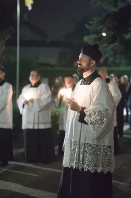 "Gwiazdo śliczna, wspaniała, o fatimska Maryja! Do Ciebie się uciekamy, o Maryjo, Maryjo!" Słowami tej pieśni licznie zgromadzeni w katedralnej świątyni wierni rozpoczęli kolejne w tym roku uroczyste nabożeństwo fatimskie. Wrześniowej modlitwie przewodniczyła parafia pw. Św. Michała Archanioła w Rzeszowie. Wielu parafian przybyło do Katedry w pieszej pielgrzymce pod przewodnictwem księdza Czesława Matuły. Przed Mszą Świętą, przy figurze Pani Fatimskiej, dk. Marcin Murawski odczytał liczne prośby i podziękowania do Matki Bożej. Uroczystej Eucharystii przewodniczył oraz Słowo Boże wygłosił proboszcz parafii pw. Św. Michała Archanioła w Rzeszowie - ks. Michał Bator. Kaznodzieja ukazał wartość i moc modlitwy. Za wzór postawił setnika, który spotyka się z czułym Jezusem. Tak jak Bóg znał potrzeby setnika, tak samo zna i nasze potrzeby i problemy. Jednak, jak przypomniał ks. Michał, każdy z nas musi przyjąć postawę setnika: uznać swój grzech i swoją niemoc. Wtedy Bóg będzie mógł działać w naszym życiu. W dalszej części homilii kaznodzieja przypomniał sylwetkę błogosławionej matki Elżbiety Czackiej, będącej dla nas wzorem cierpliwości i oczekiwania. Potrzebujemy czasu, aby łaska Boża przemieniła nasze serce – przypomniał kaznodzieja. Ta cierpliwość pomaga odkrywać Boży plan na nasze życie. Po zakończeniu Eucharystii wszyscy zgromadzeni wyruszyli w procesji różańcowej z figurą Matki Bożej Fatimskiej oraz relikwiami błogosławionych Hiacynty i Franciszka. Wierni prosili, aby Boże słowo wypełniało się w ich codzienności. Tej części nabożeństwa przewodniczył ks. Jakub Oczkowicz wraz z przedstawicielami parafii pw. Św. Michała Archanioła. Wspólną modlitwę zakończyło odśpiewanie Apelu Jasnogórskiego oraz adoracja Najświętszego Sakramentu. Na koniec ks. Krzysztof Gołąbek – proboszcz Katedry, dziękując wszystkim za obecność i wspólne czuwanie przy Matce Bożej, zaprosił na ostatnie w tym roku, październikowe nabożeństwo fatimskie.  fot. Małgorzata Ryndak