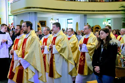 W Niedzielę Palmową młodzież diecezji rzeszowskiej modliła się z bp. Janem Wątrobą w Rzeszowie.  Rzeszowskie spotkanie rozpoczęło się o godz. 11.00 przy obelisku w centrum Parku Papieskiego. Tam odbył się konkurs na najdłuższą palmę, który prowadził ks. Krzysztof Golas, diecezjalny duszpasterz młodzieży. Najdłuższe palmy przekraczały 10 metrów wysokości.  Na placu przed katedrą odbyła się pierwsza część liturgii Niedzieli Palmowej, podczas której zebrani wysłuchali Ewangelię o wjeździe Jezusa do Jerozolimy, a bp Wątroba pobłogosławił palmy.  Już w katerze odbyła się Msza św., której przewodniczył biskup rzeszowski. Eucharystię koncelebrowało ponad dwudziestu księży, głównie duszpasterze młodzieży.  fot. Andrzej Kotowicz, Olga Cyburt