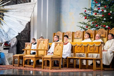 „Nasza wdzięczność jest szczególna wobec osób konsekrowanych za ich czytelne świadectwo wiary i za to, że żyjąc wiarą na co dzień ukazują chrystusowy styl życia” – mówił biskup Jan Wątroba podczas Mszy św. w katedrze rzeszowskiej w święto Ofiarowania Pańskiego. W Eucharystii, z okazji swojego święta patronalnego, uczestniczyły osoby konsekrowane posługujące w diecezji rzeszowskiej.
Mszy św. w katedrze rzeszowskiej przewodniczył bp Jan Wątroba, który modlił się w intencji osób konsekrowanych, przeżywających w święto Ofiarowania Pańskiego (02.02.) swoje święto patronalne. Eucharystię koncelebrował ks. Stanisław Kamiński, wikariusz biskupi ds. zakonnych, a także 9 kapłanów.
Na początku Mszy św. ks. Stanisław Kamiński powitał zebranych i wprowadził w przeżywaną liturgię. Następnie odbył się obrzęd błogosławieństwa świec i procesja z dolnego kościoła do głównej części katedry rzeszowskiej
Homilię wygłosił bp Jan Wątroba, który w pierwszej części, odnosząc się do przeżywanego święta, nawiązał do postawy Matki Najświętszej i św. Józefa. „Maryja uczy nas, że wierność Bogu oznacza wypełnianie prawa Bożego. Ona wypełniła wszystko bez wyjątku. Choć sama nie potrzebowała oczyszczenia, pozostała jednak posłuszna prawu. Skromna, prosta, uboga kobieta, poddana Bogu. W postawie Maryi i Józefa można dostrzec piękną lekcję dla rodziców i wychowawców. Rodzice powinni przedstawiać, czyli zawierzać swoje dzieci Panu Bogu. To jest gest wdzięczności wobec Stwórcy, a także znak wielkiej pokory wobec niełatwej misji rodzicielskiej i wychowawczej. Pełny rozwój człowieka dokonuje się dzięki Bożej łasce, a rodzice powinni się czuć narzędziem Bożej łaski, dlatego powinni często błogosławić swoje dzieci, modlić się za nie i z nimi oraz wciąż na nowo zawierzać je Panu Bogu” – mówił bp Wątroba.
Biskup Rzeszowski odnosząc się do obchodzonego Dnia życia konsekrowanego powiedział: „Trzy elementy wspólnoty: słowo, wierność i otwarcie na Ducha Świętego stanowią istotę życia każdej osoby konsekrowanej. Rozważać słowo Boże, trwać wiernie na modlitwie i być otwartym na to, co Duch Święty chce nam powiedzieć, to wypełnić powołanie do życia konsekrowanego, a jednocześnie wyznać wiarę w Kościół Chrystusowy. Nasza wdzięczność jest szczególna wobec osób konsekrowanych za ich czytelne świadectwo wiary i za to, że żyjąc wiarą na co dzień ukazują chrystusowy styl życia. Towarzyszą nam przez swoją pełną zatroskania miłosierną obecność, ale także przez milczącą obecność przepełnioną modlitwą w intencjach Kościoła, świata, a także poszczególnych osób i wspólnot”.
Po homilii osoby konsekrowane zgromadzone w katedrze odnowiły swoje przyrzeczenia.
Na zakończenie liturgii s. Agata Jakieła CSFN, referentka diecezjalna ds. życia konsekrowanego, podziękowała bp. Janowi Wątrobie za przewodniczenie liturgii i modlitwę w intencji osób życia konsekrowanego.
W Eucharystii w rzeszowskiej katedrze uczestniczyło prawie 100 osób życia konsekrowanego, a pośród nich ojcowie i bracia zakonni, siostry zakonne, wdowy i dziewice konsekrowane oraz członkowie instytutów świeckich. Śpiewy podczas liturgii wykonała Katedralna Schola Liturgiczna pod dyrekcją ks. Juliana Wybrańca, a przy organach zasiadł katedralny organista – Wiesław Siewierski. 

fot. Jola Warchoł