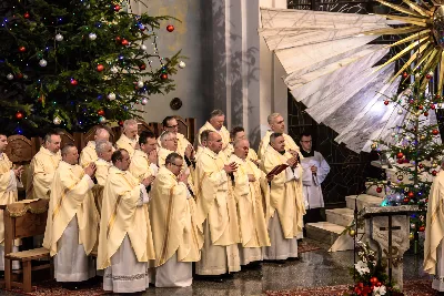 W liturgiczne święto św. Jana Apostoła i Ewangelisty, w katedrze rzeszowskiej duchowni i świeccy modlili się w intencji bp. Jana Wątroby. Eucharystię, której przewodniczył Solenizant, koncelebrowali: bp Kazimierz Górny, bp Edward Białogłowski oraz 56 księży.  fot. Dariusz Kamiński (https://fotografiarzeszow.com.pl)