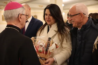 W liturgiczne wspomnienie św. Jana Apostoła (27 grudnia) w katedrze rzeszowskiej celebrowano Eucharystię, której przewodniczył bp Jan Wątroba. Mszę św. koncelebrował abp Edward Nowak, bp Edward Białogłowski, a także ok. 60 kapłanów, którzy wraz z przedstawicielami wspólnot, stowarzyszeń i instytucji modlili się w intencji Biskupa Rzeszowskiego z okazji jego imienin.
Homilię wygłosił ks. Janusz Kosior, proboszcz parafii pw. św. Jadwigi Królowej w Rzeszowie.
Na zakończenie Mszy św. bp Jan Wątroba podziękował za modlitwę i życzenia. 
fot. ks. Jakub Oczkowicz
