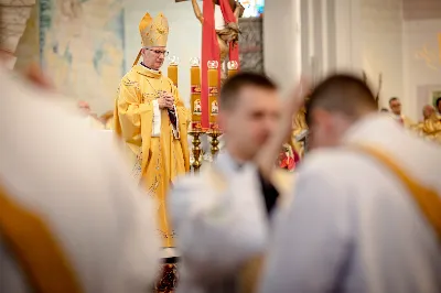 „Na swoje życie i swoje kapłaństwo trzeba popatrzeć w świetle Bożej miłości. Inaczej go nie pojmiemy ani my, ani ci, którzy będą na nas patrzeć” – mówił bp Jan Wątroba podczas Mszy św. z udzieleniem święceń prezbiteratu. 4 czerwca 2022 r. w kościele katedralnym jedenastu diakonów diecezji rzeszowskiej przyjęło sakrament kapłaństwa.
Do grona neoprezbiterów diecezji rzeszowskiej należą: ks. Sebastian Bełz z parafii w Nienadówce, ks. Krzysztof Lampart z parafii w Rudnej Wielkiej, ks. Mateusz Łachmanek z parafii w Lipinkach, ks. Karol Migut z parafii w Jasionce, ks. Marcin Murawski z parafii katedralnej w Rzeszowie, ks. Adrian Pazdan z parafii w Zagorzycach, ks. Tomasz Sienicki z parafii w Bieździedzy, ks. Dominik Świeboda z parafii w Palikówce, ks. Piotr Wąsacz z parafii bł. Władysława Findysza w Rzeszowie, ks. Mateusz Wojtuń z parafii w Święcanach oraz ks. Wiktor Zoła z parafii w Cieklinie.
Mszy św. przewodniczył i święceń udzielił bp Jan Wątroba. Eucharystię koncelebrowało około osiemdziesięciu księży, m.in: przełożeni Wyższego Seminarium Duchownego w Rzeszowie oraz proboszczowie i wikariusze z parafii rodzinnych neoprezbiterów. W Mszy św. uczestniczył abp Edward Nowak, bp Kazimierz Górny i bp Edward Białogłowski.
Zebranych w kościele katedralnym powitał ks. Krzysztof Gołąbek, proboszcz parafii.
W homilii bp Jan Wątroba nawiązał do słów z Ewangelii według św. Jana w których Chrystus tłumaczy co to znaczy być dobrym pasterzem. „Być kapłanem w Kościele Chrystusowym to znaczy mieć udział w Jego pasterskiej misji i stale upodabniać się do Dobrego Pasterza, który zna owce, karmi je, broni i jest gotów oddać życie dla ich dobra” – mówił hierarcha.
Po homilii odbył się obrzędy święceń: przyrzeczenie czci i posłuszeństwa Biskupowi Ordynariuszowi, Litania do Wszystkich Świętych podczas której kandydaci leżeli krzyżem, nałożenie rąk, modlitwa święceń oraz namaszczenie rąk krzyżmem i wręczenie chleba i wina. Podczas Liturgii Eucharystycznej nowo wyświęceni po raz pierwszy wyciągnęli dłonie nad chlebem i winem wypowiadając słowa konsekracji.
Na zakończenie Mszy św. ks. Tomasz Sienicki, podziękował w imieniu nowo wyświęconych wszystkim, którzy przyczynili się do przygotowania ich do kapłaństwa. Słowa wdzięczności, m.in. przełożonym Wyższego Seminarium Duchownego w Rzeszowie i rodzicom neoprezbiterów, wypowiedział bp Jan Wątroba. 
W drodze do zakrystii neoprezbiterzy zatrzymali się przy figurze Matki Bożej Fatimskiej zawierzając swoje kapłaństwo Matce Bożej.
W niedzielę, 5 czerwca, w Uroczystość Zesłania Ducha Świętego, neoprezbiterzy będą sprawować w swoich rodzinnych parafiach uroczyste Msze św. prymicyjne, a w najbliższych tygodniach otrzymają skierowania do parafii.

Fot. ks. Jakub Nagi oraz biala-wrona.pl
