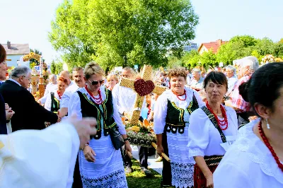 W niedzielę 25.08.2019 r. przy Katedrze Rzeszowskiej odbyły się Dożynki Diecezjalne. Do Parku Papieskiego przyjechało 73 delegacje z wieńcami dożynkowymi. fot. Andrzej Kotowicz