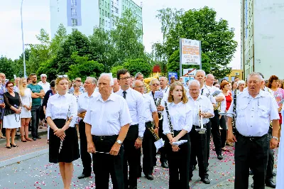 W czwartek w Uroczystość Najświętszego Ciała i Krwi Pańskiej (Boże Ciało) Msza Święta parafialna o godz. 12.00 była sprawowana na osiedlu Drabinianka na placu zieleni między ul. Graniczną i Zieloną. Dziękujemy parafianom za zaangażowanie i pomoc w przygotowaniu ołtarzy: - Ołtarz Mszy Świętej - Spółdzielnia Mieszkaniowa Metalowiec i mieszkańcy ul. Zielonej. - I ołtarz przy kapliczce Matki Bożej Fatimskiej – mieszkańcy bloku ul. Cicha 9. - II ołtarz przy Akademikach – mieszkańcy bloków ul. Cicha 3 i 7. - III ołtarz przed „Energetykiem” mieszkańcy bloku Kwiatkowskiego 5. - IV ołtarz obok bloków ul. Graniczna 4a i 4b – mieszkańcy tychże bloków.  fot. Andrzej Kotowicz