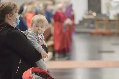 "Gwiazdo śliczna, wspaniała, o fatimska Maryja! Do Ciebie się uciekamy, o Maryjo, Maryjo!" Słowami tej pieśni licznie zgromadzeni w katedralnej świątyni wierni rozpoczęli kolejne w tym roku uroczyste nabożeństwo fatimskie. Wrześniowej modlitwie przewodniczyła parafia pw. Św. Michała Archanioła w Rzeszowie. Wielu parafian przybyło do Katedry w pieszej pielgrzymce pod przewodnictwem księdza Czesława Matuły. Przed Mszą Świętą, przy figurze Pani Fatimskiej, dk. Marcin Murawski odczytał liczne prośby i podziękowania do Matki Bożej. Uroczystej Eucharystii przewodniczył oraz Słowo Boże wygłosił proboszcz parafii pw. Św. Michała Archanioła w Rzeszowie - ks. Michał Bator. Kaznodzieja ukazał wartość i moc modlitwy. Za wzór postawił setnika, który spotyka się z czułym Jezusem. Tak jak Bóg znał potrzeby setnika, tak samo zna i nasze potrzeby i problemy. Jednak, jak przypomniał ks. Michał, każdy z nas musi przyjąć postawę setnika: uznać swój grzech i swoją niemoc. Wtedy Bóg będzie mógł działać w naszym życiu. W dalszej części homilii kaznodzieja przypomniał sylwetkę błogosławionej matki Elżbiety Czackiej, będącej dla nas wzorem cierpliwości i oczekiwania. Potrzebujemy czasu, aby łaska Boża przemieniła nasze serce – przypomniał kaznodzieja. Ta cierpliwość pomaga odkrywać Boży plan na nasze życie. Po zakończeniu Eucharystii wszyscy zgromadzeni wyruszyli w procesji różańcowej z figurą Matki Bożej Fatimskiej oraz relikwiami błogosławionych Hiacynty i Franciszka. Wierni prosili, aby Boże słowo wypełniało się w ich codzienności. Tej części nabożeństwa przewodniczył ks. Jakub Oczkowicz wraz z przedstawicielami parafii pw. Św. Michała Archanioła. Wspólną modlitwę zakończyło odśpiewanie Apelu Jasnogórskiego oraz adoracja Najświętszego Sakramentu. Na koniec ks. Krzysztof Gołąbek – proboszcz Katedry, dziękując wszystkim za obecność i wspólne czuwanie przy Matce Bożej, zaprosił na ostatnie w tym roku, październikowe nabożeństwo fatimskie.  fot. Małgorzata Ryndak