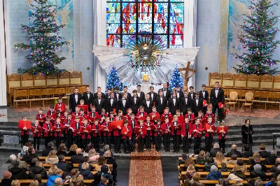 W niedzielę 22 stycznia 2023 r. podczas Mszy Świętej o godz. 12.00 posługę muzyczną podjął nasz Katedralny Chór Chłopięco-Męski „Pueri Cantores Resovienses” pod dyrekcją Edyty Kotuli oraz Angeliki Pacuty. Po Eucharystii miał miejsce koncert Chóru, w którego programie znalazł się bogaty repertuar kolęd, pastorałek i bożonarodzeniowych pieśni. 
Podczas koncertu wystąpili gościnnie: sopranistka – Katarzyna Bembenek wraz z akompaniatorem – Grzegorzem Mazurem oraz skrzypek Paweł Dubiel, któremu towarzyszył chórzysta i pianista – Maksymilian Rogóż.
fot. Joanna Prasoł
