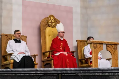 Liturgia Męki Pańskiej rozpoczęła się od procesji wejścia w zupełnej ciszy i gestu prostracji – pokornego padnięcia twarzą do ziemi głównego celebransa – Biskupa Rzeszowskiego Jana Wątroby. Drugim etapem nabożeństwa była Liturgia Słowa. Jej centrum stanowiła Męka Pańska w relacji wg św. Jana – odśpiewana przez ks. Juliana Wybrańca, kl. Dawida Piroga oraz kl. Karola Baraniewicza, z partiami tłumu wykonanymi przez Katedralny Chór Chłopięco-Męski Pueri Cantores Resovienses (tenory i basy), pod dyrekcją ks. dra Andrzeja Widaka we współpracy z Angelą Pacutą i Edytą Kotulą, dyrygentkami chóru.

W homilii bp Jan Wątroba zapraszał do odczytania na nowo sensu krzyża Jezusa i Jego Orędzia.

Trzecią częścią liturgii była adoracja krzyża. W pierwszej kolejności krzyż adorowali poprzez ucałowanie: Ksiądz Biskup, księża z Wyższego Seminarium Duchownego w Rzeszowie, księża katedralni oraz siostry zakonne. Następnie hołd krzyżowi oddali wszyscy wierni, wpatrując się w krzyż trzymany przez ks. Krzysztofa Gołąbka, proboszcza katedry.

Ostatnią częścią liturgii był obrzęd Komunii św. zakończony przeniesieniem Pana Jezusa w monstrancji do tzw. Bożego grobu. W tym roku dekoracja grobu nawiązuje do przeżywanego roku duszpasterskiego pt. „Wierzę w Kościół Chrystusowy”. Projekt autorstwa ks. Pawła Wójcika, wikariusza katedralnego, zachęca do pogłębienia relacji z Jezusem i jak wzywa napis umieszczony na grobie do „zakorzenienia w Kościele Chrystusa”.
fot. Joanna Prasoł 