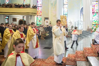 Uroczystość Chrystusa Króla to także święto Akcji Katolickiej i KSM-u. Centralnej uroczystości w Katedrze przewodniczył biskup diecezjalny Jan Wątroba. Eucharystię koncelebrowało 25 księży, wśród nich ks. Stanisław Potera – asystent diecezjalny AK i ks. Tomasz Ryczek – asystent diecezjalny KSM. Po wyznaniu wiary 88 młodych osób złożyło przyrzeczenie Katolickiego Stowarzyszenia Młodzieży. Obrzęd przyrzeczenia prowadził Paweł Grodzki – prezes KSM Diecezji Rzeszowskiej. Ceremonia zakończyła się odśpiewaniem hymnu KSM i zawołaniem: „Przez cnotę, naukę i pracę, służyć Bogu i Ojczyźnie, Gotów!”

Po Komunii św. bp Jan Wątroba, razem z ks. Stanisławem Poterą, wręczył nominacje 20 nowym prezesom oddziałów parafialnych Akcji Katolickiej. Krótkie przemówienia wypowiedzieli kolejno: Jeremi Kalkowski – prezes Zarządu Diecezjalnego Instytutu AK i Paweł Grodzki.

Po Komunii św. wszyscy zebrani uklękli przed Najświętszym Sakramentem. Biskup Ordynariusz odczytał Jubileuszowy Akt Przyjęcia Jezusa Chrystusa za Króla i Pana.

Po Mszy św. bp Jan Wątroba wręczył odznaki i legitymacje nowym członkom KSM.

fot. Fotografiarzeszow