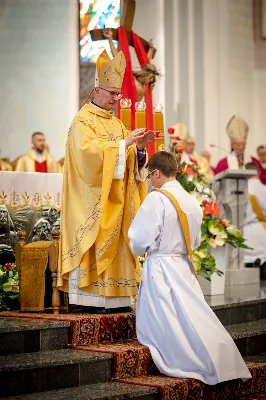 „Na swoje życie i swoje kapłaństwo trzeba popatrzeć w świetle Bożej miłości. Inaczej go nie pojmiemy ani my, ani ci, którzy będą na nas patrzeć” – mówił bp Jan Wątroba podczas Mszy św. z udzieleniem święceń prezbiteratu. 4 czerwca 2022 r. w kościele katedralnym jedenastu diakonów diecezji rzeszowskiej przyjęło sakrament kapłaństwa.
Do grona neoprezbiterów diecezji rzeszowskiej należą: ks. Sebastian Bełz z parafii w Nienadówce, ks. Krzysztof Lampart z parafii w Rudnej Wielkiej, ks. Mateusz Łachmanek z parafii w Lipinkach, ks. Karol Migut z parafii w Jasionce, ks. Marcin Murawski z parafii katedralnej w Rzeszowie, ks. Adrian Pazdan z parafii w Zagorzycach, ks. Tomasz Sienicki z parafii w Bieździedzy, ks. Dominik Świeboda z parafii w Palikówce, ks. Piotr Wąsacz z parafii bł. Władysława Findysza w Rzeszowie, ks. Mateusz Wojtuń z parafii w Święcanach oraz ks. Wiktor Zoła z parafii w Cieklinie.
Mszy św. przewodniczył i święceń udzielił bp Jan Wątroba. Eucharystię koncelebrowało około osiemdziesięciu księży, m.in: przełożeni Wyższego Seminarium Duchownego w Rzeszowie oraz proboszczowie i wikariusze z parafii rodzinnych neoprezbiterów. W Mszy św. uczestniczył abp Edward Nowak, bp Kazimierz Górny i bp Edward Białogłowski.
Zebranych w kościele katedralnym powitał ks. Krzysztof Gołąbek, proboszcz parafii.
W homilii bp Jan Wątroba nawiązał do słów z Ewangelii według św. Jana w których Chrystus tłumaczy co to znaczy być dobrym pasterzem. „Być kapłanem w Kościele Chrystusowym to znaczy mieć udział w Jego pasterskiej misji i stale upodabniać się do Dobrego Pasterza, który zna owce, karmi je, broni i jest gotów oddać życie dla ich dobra” – mówił hierarcha.
Po homilii odbył się obrzędy święceń: przyrzeczenie czci i posłuszeństwa Biskupowi Ordynariuszowi, Litania do Wszystkich Świętych podczas której kandydaci leżeli krzyżem, nałożenie rąk, modlitwa święceń oraz namaszczenie rąk krzyżmem i wręczenie chleba i wina. Podczas Liturgii Eucharystycznej nowo wyświęceni po raz pierwszy wyciągnęli dłonie nad chlebem i winem wypowiadając słowa konsekracji.
Na zakończenie Mszy św. ks. Tomasz Sienicki, podziękował w imieniu nowo wyświęconych wszystkim, którzy przyczynili się do przygotowania ich do kapłaństwa. Słowa wdzięczności, m.in. przełożonym Wyższego Seminarium Duchownego w Rzeszowie i rodzicom neoprezbiterów, wypowiedział bp Jan Wątroba. 
W drodze do zakrystii neoprezbiterzy zatrzymali się przy figurze Matki Bożej Fatimskiej zawierzając swoje kapłaństwo Matce Bożej.
W niedzielę, 5 czerwca, w Uroczystość Zesłania Ducha Świętego, neoprezbiterzy będą sprawować w swoich rodzinnych parafiach uroczyste Msze św. prymicyjne, a w najbliższych tygodniach otrzymają skierowania do parafii.

Fot. ks. Jakub Nagi oraz biala-wrona.pl
