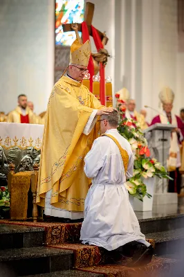 „Na swoje życie i swoje kapłaństwo trzeba popatrzeć w świetle Bożej miłości. Inaczej go nie pojmiemy ani my, ani ci, którzy będą na nas patrzeć” – mówił bp Jan Wątroba podczas Mszy św. z udzieleniem święceń prezbiteratu. 4 czerwca 2022 r. w kościele katedralnym jedenastu diakonów diecezji rzeszowskiej przyjęło sakrament kapłaństwa.
Do grona neoprezbiterów diecezji rzeszowskiej należą: ks. Sebastian Bełz z parafii w Nienadówce, ks. Krzysztof Lampart z parafii w Rudnej Wielkiej, ks. Mateusz Łachmanek z parafii w Lipinkach, ks. Karol Migut z parafii w Jasionce, ks. Marcin Murawski z parafii katedralnej w Rzeszowie, ks. Adrian Pazdan z parafii w Zagorzycach, ks. Tomasz Sienicki z parafii w Bieździedzy, ks. Dominik Świeboda z parafii w Palikówce, ks. Piotr Wąsacz z parafii bł. Władysława Findysza w Rzeszowie, ks. Mateusz Wojtuń z parafii w Święcanach oraz ks. Wiktor Zoła z parafii w Cieklinie.
Mszy św. przewodniczył i święceń udzielił bp Jan Wątroba. Eucharystię koncelebrowało około osiemdziesięciu księży, m.in: przełożeni Wyższego Seminarium Duchownego w Rzeszowie oraz proboszczowie i wikariusze z parafii rodzinnych neoprezbiterów. W Mszy św. uczestniczył abp Edward Nowak, bp Kazimierz Górny i bp Edward Białogłowski.
Zebranych w kościele katedralnym powitał ks. Krzysztof Gołąbek, proboszcz parafii.
W homilii bp Jan Wątroba nawiązał do słów z Ewangelii według św. Jana w których Chrystus tłumaczy co to znaczy być dobrym pasterzem. „Być kapłanem w Kościele Chrystusowym to znaczy mieć udział w Jego pasterskiej misji i stale upodabniać się do Dobrego Pasterza, który zna owce, karmi je, broni i jest gotów oddać życie dla ich dobra” – mówił hierarcha.
Po homilii odbył się obrzędy święceń: przyrzeczenie czci i posłuszeństwa Biskupowi Ordynariuszowi, Litania do Wszystkich Świętych podczas której kandydaci leżeli krzyżem, nałożenie rąk, modlitwa święceń oraz namaszczenie rąk krzyżmem i wręczenie chleba i wina. Podczas Liturgii Eucharystycznej nowo wyświęceni po raz pierwszy wyciągnęli dłonie nad chlebem i winem wypowiadając słowa konsekracji.
Na zakończenie Mszy św. ks. Tomasz Sienicki, podziękował w imieniu nowo wyświęconych wszystkim, którzy przyczynili się do przygotowania ich do kapłaństwa. Słowa wdzięczności, m.in. przełożonym Wyższego Seminarium Duchownego w Rzeszowie i rodzicom neoprezbiterów, wypowiedział bp Jan Wątroba. 
W drodze do zakrystii neoprezbiterzy zatrzymali się przy figurze Matki Bożej Fatimskiej zawierzając swoje kapłaństwo Matce Bożej.
W niedzielę, 5 czerwca, w Uroczystość Zesłania Ducha Świętego, neoprezbiterzy będą sprawować w swoich rodzinnych parafiach uroczyste Msze św. prymicyjne, a w najbliższych tygodniach otrzymają skierowania do parafii.

Fot. ks. Jakub Nagi oraz biala-wrona.pl
