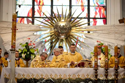 „Na swoje życie i swoje kapłaństwo trzeba popatrzeć w świetle Bożej miłości. Inaczej go nie pojmiemy ani my, ani ci, którzy będą na nas patrzeć” – mówił bp Jan Wątroba podczas Mszy św. z udzieleniem święceń prezbiteratu. 4 czerwca 2022 r. w kościele katedralnym jedenastu diakonów diecezji rzeszowskiej przyjęło sakrament kapłaństwa.
Do grona neoprezbiterów diecezji rzeszowskiej należą: ks. Sebastian Bełz z parafii w Nienadówce, ks. Krzysztof Lampart z parafii w Rudnej Wielkiej, ks. Mateusz Łachmanek z parafii w Lipinkach, ks. Karol Migut z parafii w Jasionce, ks. Marcin Murawski z parafii katedralnej w Rzeszowie, ks. Adrian Pazdan z parafii w Zagorzycach, ks. Tomasz Sienicki z parafii w Bieździedzy, ks. Dominik Świeboda z parafii w Palikówce, ks. Piotr Wąsacz z parafii bł. Władysława Findysza w Rzeszowie, ks. Mateusz Wojtuń z parafii w Święcanach oraz ks. Wiktor Zoła z parafii w Cieklinie.
Mszy św. przewodniczył i święceń udzielił bp Jan Wątroba. Eucharystię koncelebrowało około osiemdziesięciu księży, m.in: przełożeni Wyższego Seminarium Duchownego w Rzeszowie oraz proboszczowie i wikariusze z parafii rodzinnych neoprezbiterów. W Mszy św. uczestniczył abp Edward Nowak, bp Kazimierz Górny i bp Edward Białogłowski.
Zebranych w kościele katedralnym powitał ks. Krzysztof Gołąbek, proboszcz parafii.
W homilii bp Jan Wątroba nawiązał do słów z Ewangelii według św. Jana w których Chrystus tłumaczy co to znaczy być dobrym pasterzem. „Być kapłanem w Kościele Chrystusowym to znaczy mieć udział w Jego pasterskiej misji i stale upodabniać się do Dobrego Pasterza, który zna owce, karmi je, broni i jest gotów oddać życie dla ich dobra” – mówił hierarcha.
Po homilii odbył się obrzędy święceń: przyrzeczenie czci i posłuszeństwa Biskupowi Ordynariuszowi, Litania do Wszystkich Świętych podczas której kandydaci leżeli krzyżem, nałożenie rąk, modlitwa święceń oraz namaszczenie rąk krzyżmem i wręczenie chleba i wina. Podczas Liturgii Eucharystycznej nowo wyświęceni po raz pierwszy wyciągnęli dłonie nad chlebem i winem wypowiadając słowa konsekracji.
Na zakończenie Mszy św. ks. Tomasz Sienicki, podziękował w imieniu nowo wyświęconych wszystkim, którzy przyczynili się do przygotowania ich do kapłaństwa. Słowa wdzięczności, m.in. przełożonym Wyższego Seminarium Duchownego w Rzeszowie i rodzicom neoprezbiterów, wypowiedział bp Jan Wątroba. 
W drodze do zakrystii neoprezbiterzy zatrzymali się przy figurze Matki Bożej Fatimskiej zawierzając swoje kapłaństwo Matce Bożej.
W niedzielę, 5 czerwca, w Uroczystość Zesłania Ducha Świętego, neoprezbiterzy będą sprawować w swoich rodzinnych parafiach uroczyste Msze św. prymicyjne, a w najbliższych tygodniach otrzymają skierowania do parafii.

Fot. ks. Jakub Nagi oraz biala-wrona.pl
