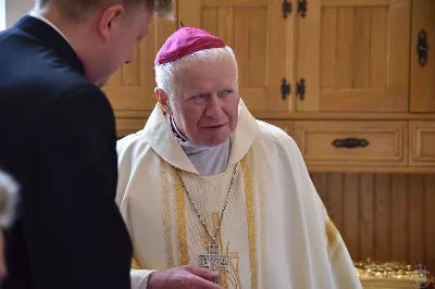 18 maja 2025 r., w katedrze rzeszowskiej celebrowano Eucharystię z okazji 25. rocznicy przyjęcia sakry biskupiej przez bp. Jana Wątrobę. Mszy św. przewodniczył Biskup Rzeszowski, zaś w koncelebrze wzięli udział: abp Józef Michalik, abp Adam Szal, bp Edward Białogłowski, bp Kazimierz Górny, bp Stanisław Jamrozek, bp Marian Rojek, bp Jan Śrutwa oraz kilkudziesięciu kapłanów. W Eucharystii uczestniczyły liczne delegacje osób życia konsekrowanego, przedstawiciele instytucji, fundacji i stowarzyszeń kościelnych. W katedrze rzeszowskiej obecni byli również parlamentarzyści sejmu i senatu, władze wojewódzkie, samorządowe, władze Rzeszowa, rektorzy wyższych uczelni, dyrektorzy instutucji regionalnych, kuratorium oświaty, a także szpitali. Homilię wygłosił bp Edward Białogłowski, biskup pomocniczy senior, który podkreślił, że świętowanie srebrnego jubileuszu Biskupa Rzeszowskiego wpisuje się w przeżywanie Roku Świętego, ale także kolejną rocznicę urodzin św. Jana Pawła II, rocznicę bitwy pod Monte Cassino, inaugurację pontyfikatu Ojca Świętego Leona XIV oraz rocznicę beatyfikacji Józef Sebastiana Pelczara. Na zakończenie liturgii Karolina i Dariusz Kosakowie z dziećmi, jako przedstawiciele diecezjan, przekazali życzenia Jubilatowi. W uroczystej liturgii wzięło udział kilkuset muzyków, chórzystów i członków orkiestr, którzy brali udział w projekcie „Podkarpacie śladami św. Jana Pawła II”. Przedsięwzięcie zostało zorganizowane przez Polski Związek Chórów i Orkiestr – Oddział w Rzeszowie. fot. ks. Jakub Oczkowicz