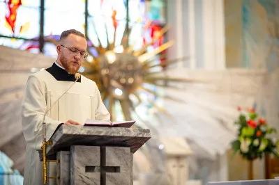 W czwartek 18 listopada, we wspomnienie bł. Karoliny Kózkówny – współpatronki Diecezji Rzeszowskiej, w Katedrze Rzeszowskiej o godz. 18.00 miała miejsce uroczysta Msza Święta, podczas której w poczet Kapituły Katedralnej został włączony ks. Michał Rurak. W uroczystości uczestniczyli przedstawiciele Kapituły Katedralnej, przedstawiciel Kapituły Archikatedralnej w Przemyślu – ks. Mieczysław Rusin oraz kapłani posługujący w Katedrze Rzeszowskiej. Mszy Świętej przewodniczył ks. Krzysztof Gołąbek – proboszcz Katedry i prepozyt Kapituły Katedralnej, homilię zaś wygłosił ks. dr Krzysztof Golas. Uroczystość rozpoczęła się odczytaniem przez ks. Jana Szczupaka – dziekana Kapituły Katedralnej – dekretu biskupa Jana Wątroby o włączeniu ks. Michała Ruraka do grona kanoników oraz o ustanowieniu go Kanonikiem Penitencjarzem kościoła Katedralnego w Rzeszowie. Następnie prepozyt Kapituły poświęcił dystynktorium kanonickie i wprowadził nowego kanonika w urząd. Ten zaś w stroju chórowym zajął miejsce w katedralnych stallach. Nowy kanonik po homilii złożył wyznanie wiary związane z obejmowaniem urzędu w kościele. Tytuł kanonika przyznawany jest przez biskupa diecezji jako wyróżnienie za zaangażowanie kapłana w życie Kościoła. Historycznie kanonikami byli księża skupieni wokół biskupa, któremu pomagali w zarządzaniu lokalnym Kościołem. Obowiązani byli określoną regułą, czyli kanonem praw: stąd pochodzi nazwa „kanonik”. Kapituła katedralna w Rzeszowie jest kolegium kapłanów diecezji rzeszowskiej, powołanym 22 lutego 1993 r. przez Stolicę Apostolską na wniosek biskupa rzeszowskiego Kazimierza Górnego. Zadaniem Kapituły jest sprawowanie bardziej uroczystych czynności liturgicznych w kościele katedralnym, troska o rozwój instytucji duszpasterskich i wychowawczych w diecezji oraz pełnienie zadań zleconych jej przez prawo lub biskupa diecezjalnego. Przedstawiciel Kapituły może uczestniczyć w wizytacjach kanonicznych parafii dokonywanych przez księży biskupów. Kanonicy zajmują miejsca w stallach według ustalonej kolejności podyktowanej datą ich nominacji. Pierwsze miejsce w stallach po prawej stronie jest przeznaczone dla prepozyta, a po stronie lewej dla dziekana. Na czele Kapituły stoi prepozyt, który jest jej przewodniczącym. Obecnie funkcję tę pełni proboszcz Katedry ks. Krzysztof Gołąbek. Statuty Kapituły Katedralnej w Rzeszowie wymieniają jeszcze pięć innych urzędów: •	dziekan (ks. Jan Szczupak) – zastępca prepozyta: służy mu pomocą, zastępuje go w razie nieobecności, uzgadnia udział Kapituły w uroczystościach religijnych i patriotycznych, •	scholastyk (ks. inf. Wiesław Szurek) – odpowiedzialny za archiwum, bibliotekę, •	skarbnik (ks. Stanisław Potera) – odpowiedzialny za finanse kapituły, •	penitencjarz (ks. Michał Rurak) – spowiednik w kościele katedralnym, •	sekretarz (ks. Józef Kula). Strój chórowy Rzeszowskiej Kapituły Katedralnej stanowi czarna sutanna z fioletowymi guzikami i obszywkami, rokieta, biret z fioletowym pomponem, mantolet koloru czarnego obszyty fioletowym sznurkiem, łańcuch z dystynktorium w kształcie krzyża, z podobizną św. Józefa Sebastiana Pelczara – patrona diecezji – oraz pierścień. Strój chórowy obowiązuje kanoników podczas uroczystości kościelnych, zwłaszcza z udziałem biskupa rzeszowskiego, na terenie diecezji rzeszowskiej. Odznaczenia kanonickie są dożywotnie. Ks. Kanonikowi Michałowi Rurakowi serdecznie gratulujemy oraz życzymy wielu łask Bożych w posłudze w Rzeszowskiej Katedrze dla dobra kościoła parafialnego i diecezjalnego. Ks. Michał Rurak urodził się w 1957 r. w Kamieniu. Szkołę podstawową ukończył w Cholewianej Górze. Swą naukę kontynuował w Liceum Ogólnokształcącym w Rudniku, a w 1976 r. wstąpił do Wyższego Seminarium Duchownego w Przemyślu. 20 czerwca 1982 r. przyjął święcenia kapłańskie z rąk biskupa Ignacego Tokarczuka. Posługiwał w parafiach: Rymanów Zdrój (1982-1985), Rzeszów – Matki Bożej Różańcowej (1985-1987), Przemyśl – Św. Benedykta, Cyryla i Metodego (1987-1989), Chmielnik (1989-1992). W 1992 r. został proboszczem w Cieklinie. Od 1993 r. posługuje w Katedrze Rzeszowskiej. Fot. Małgorzata Ryndak