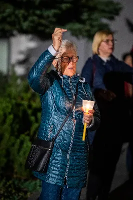 Ponad 100 lat temu, w roku 1917 r. w Fatimie, Matka Boża każdego 13. dnia miesiąca od maja do października objawiała się trójce dzieci: Łucji, Hiacyncie i Franciszkowi. Prosiła ich wówczas o odmawianie modlitwy różańcowej w intencji pokoju na świecie i nawrócenia grzeszników. Wzorem tych wydarzeń w wielu parafiach w Polsce i na świecie prowadzone są nabożeństwa fatimskie. Nie inaczej jest w rzeszowskiej katedrze, gdzie 13 października zakończono cykl tegorocznych spotkań modlitewnych przy figurze Pani Fatimskiej. Wieczór fatimski rozpoczął się o godz. 18:40 odczytaniem próśb i podziękowań do Matki Bożej Fatimskiej. Wcześniej wierni mogli skorzystać z sakramentu pokuty. O godz. 19:00 odprawiono uroczystą Mszę Świętą, której przewodniczył ks. Andrzej Szpaczyński – ojciec duchowny w Wyższym Seminarium Duchownym w Rzeszowie. Wygłosił on także homilię, w której nawiązał do liturgii słowa z dnia, przyrównując ją do myślenia współczesnego człowieka. „Jezus mówi do nas «Kto nie jest ze mną, jest przeciwko mnie». Można pomyśleć: jestem teraz w kościele, modlę się, spowiadam, przyjmuję sakramenty, ale czy rzeczywiście jestem z Jezusem czy tylko z Nim bywam? Czy jestem w Jego obecności cały czas czy jedynie bywam z Nim przez pewne chwile w ciągu dnia? Być z Jezusem to być po Jego stronie, mieć podobne myślenie, jak On, które przejawia się w czynach, podejmowanych decyzjach, a także w patrzeniu na drugiego. To wiara jest filtrem, który pozwala zobaczyć w drugim człowieku nie przeciwnika, ale brata – nawet jeśli jest on inny lub myśli inaczej. Wiara może pomagać wchodzić z nim w relację. Warto zadać sobie pytanie: czy mam w sobie ten filtr, ten sposób patrzenia, dzięki któremu jestem po stronie Jezusa?”. Następnie celebrans przywołał wydarzenia z portugalskiego miasteczka: „Choć nie jesteśmy świadkami cudu słońca, który zobaczył dziesięciotysięczny tłum 13 października 1917 w Fatimie, to słyszymy dzisiaj wezwanie do nawrócenia i pokuty. Każdy z nas jest wezwany, by się nawracać. Być może nawróceniu powinno ulec nasze spojrzenie na innych, by zobaczyć w nich dobro, a na świat patrzeć z wiarą”. Mszę Świętą koncelebrowali ks. Bogusław Babiarz – dyrektor administracyjny WSD w Rzeszowie, ks. Krzysztof Gołąbek – proboszcz parafii katedralnej oraz ks. Michał Rurak – katedralny wikariusz. Posługę w czasie liturgii pełnili alumni rzeszowskiego seminarium, którzy wraz z diakonem Łukaszem prowadzili także modlitwę różańcową z rozważaniami opartymi o historię błogosławionej rodziny Ulmów. Korzystając z ciepłej, jesiennej pogody po zakończonej Mszy Świętej odbyła się procesja na placu przed świątynią z figurą Pani Fatimskiej. Wierni z świecami w rękach zawierzali siebie, swoje rodziny i wszelkie troski w modlitwie różańcowej. Duchowo łączyli się z nimi słuchacze katolickiego radia VIA, które transmitowało całe nabożeństwo. Przed wyśpiewaniem Apelu Jasnogórskiego ks. Krzysztof, proboszcz parafii katedralnej, podsumował tegoroczne nabożeństwa fatimskie, dziękując wiernym za uczestnictwo w uwielbieniu Boga za przyczyną Pani Fatimskiej. W sposób szczególny podziękowania skierował do braci alumnów z roku propedeutycznego, życząc, aby modlitwa przy figurze Matki Bożej z Fatimy umacniała rozeznawanie drogi ich powołania. Wyrazy wdzięczności popłynęły w stronę kapłanów z dekanatu Rzeszów-Katedra, sióstr zakonnych, orkiestry pod batutą Tadeusza Cielaka, która uświetniała każde z tegorocznych nabożeństw oraz słuchaczy katolickiego radia VIA. Do godz. 22:00 w świątyni trwała adoracja Najświętszego Sakramentu, w której wierni licznie uczestniczyli. Od listopada do kwietnia 13. dnia miesiąca w świątyni katedralnej prowadzona jest modlitwa różańcowa przy figurze Matki Bożej Fatimskiej o godz. 17:30. Niech wezwanie Maryi do codziennej modlitwy różańcowej przyświeca nam nie tylko w październiku i przy okazji nabożeństw fatimskich, ale każdego dnia. 
tekst: Angelika Karnasiewicz 
fot. Jola Warchoł