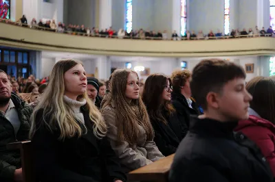 W niedzielę, 26 listopada 2023 r., w uroczystość Jezusa Chrystusa Króla Wszechświata obchodzony jest Światowy Dzień Młodzieży, a także jest to święto patronalne Akcji Katolickiej i Katolickiego Stowarzyszenia Młodzieży. Świętowanie przebiegało pod hasłem „Królewska Uczta”.

Celebrację uroczystości Jezusa Chrystusa Króla Wszechświata i 38. Światowego Dnia Młodzieży w diecezji rozpoczęła Msza Święta w naszej Katedrze, której przewodniczył bp Jan Wątroba. Eucharystię koncelebrowało kilkudziesięciu księży, głównie asystentów oddziałów Akcji Katolickiej, Katolickiego Stowarzyszenia Młodzieży i duszpasterzy młodzieży.

Po homilii 40 młodych z różnych parafii złożyło przyrzeczenie, poprzez które zostali włączeni w szeregi Katolickiego Stowarzyszenia Młodzieży. Kandydaci przed sztandarem KSM, wobec bp. Wątroby, wypowiedzieli rotę przysięgi: Uroczyście przyrzekam pracować nad sobą, aby móc całym życiem wiernie służyć Bogu, Kościołowi i Ojczyźnie, czynić dobro ludziom, być dobrym członkiem Katolickiego Stowarzyszenia Młodzieży.

Po Komunii Świętej bp Wątroba wręczył nominacje 15 nowym prezesom parafialnych oddziałów Akcji Katolickiej. Na czteroletnią kadencję zostali powołani: Zofia Marszałek – Będziemyśl, Maria Cieśla – Brzeziny, Augustyn Rębisz – Górno, Stanisława Głowaty – Jasło, Jerzy Nowak – Jasło, Teresa Tokarz – Lipinki, Mariusz Żarów – Lutoryż, Zofia Skóra – Niedźwiada, Renata Maternia – Rzeszów, Beata Korczyńska – Rzeszów, Alina Dyrak – Rzeszów, Danuta Tłuczek – Siedliska, Janusz Kochański – Terliczka, Maria Szybkowska – Tyczyn i Jadwiga Nowak – Ustrobna.

Na zakończenie Eucharystii Jeremi Kalkowski, prezes DIAK wraz z przedstawicielami wspólnot podziękowali bp. Wątrobie i kapłanom za towarzyszenie świeckim w duchowym rozwoju.

Za organizację wydarzeń w kościele katedralnym był odpowiedzialny ks. Stanisław Potera, asystent Diecezjalnego Instytutu Akcji Katolickiej oraz ks. Tomasz Ryczek, diecezjalny duszpasterz młodzieży i diecezjalny asystent KSM.

Po Eucharystii młodzież zgromadzona w katedrze w przemarszu ulicami miasta udała się do Uniwersytetu Rzeszowskiego, gdzie odbywa się druga część obchodów 38. Światowego Dnia Młodzieży. 

fot. Piotr Szorc