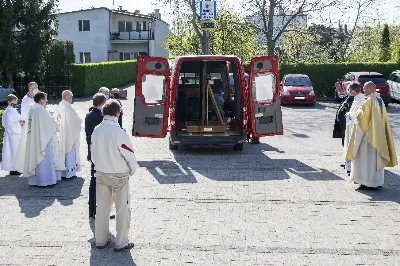 Obraz Matki Bożej Robotników Solidarności gościł w naszej Katedrze 26 i 27 kwietnia, a następnie został przekazany do parafii Przemienienia Pańskiego w Ropczycach. Peregrynacja obrazu Matki Bożej Robotników Solidarności i relikwii bł. ks. Jerzego Popiełuszki trwała w diecezji rzeszowskiej do 17 września 2020 r. fot. Joanna Prasoł 