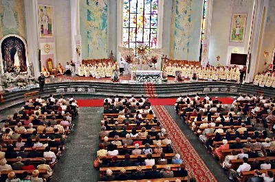 Z pomocą Pana Boga i naszego Zbawiciela, Jezusa Chrystusa, wybieramy tych naszych braci do stanu prezbiteratu”. Tymi słowami, zawartymi w obrzędach święceń, 26 maja br. bp Kazimierz Górny przyjął do grona kapłanów siedemnastu diakonów z Wyższego Seminarium Duchownego w Rzeszowie.
Uroczystą Mszę św. z udzieleniem sakramentu święceń koncelebrowało 110 kapłanów. W homilii Ksiądz Biskup spośród wielu cech, którymi powinien odznaczać się kapłan, wyróżnił wierność Chrystusowi. Odniósł się do obecnych realiów, w których przyjdzie posługiwać neoprezbiterom, a wobec nowych wymagań współczesności, Ksiądz Biskup postawił im za wzór postacie św. Józefa Sebastiana Pelczara oraz błogosławionych kapłanów pochodzących z terenu naszej diecezji: Jana Balickiego, Władysława Findysza, Romana Sitko i Józefa Kowalskiego.
Obrzędy święceń rozpoczęły się po homilii. Najpierw diakoni złożyli przyrzeczenie czci i posłuszeństwa wobec biskupa i jego następców. Następnie wszyscy zgromadzeni, śpiewając Litanię do Wszystkich Świętych, prosili o wylanie Ducha Świętego na kandydatów do prezbiteratu, którzy w tym momencie modlili się leżąc krzyżem. Kluczowym momentem liturgii święceń było nałożenie rąk na głowy diakonów przez Księdza Biskupa i prezbiterów oraz odmówienie modlitwy konsekracyjnej. Od tej chwili diecezja rzeszowska wzbogaciła się o nowych siedemnastu kapłanów, którzy po raz pierwszy celebrowali Eucharystię ze swoim biskupem. Po jej zakończeniu, powierzyli całe swoje kapłańskie życie opiece Maryi - Matce kapłanów.
Dzień święceń kapłańskich jest uroczystością dla całej diecezji. Bowiem tych siedemnastu nowych księży, którzy poświęcili całe swoje życie na ofiarną służbę Bogu, Kościołowi i Ojczyźnie, stanowi wyjątkowo radosny prezent nie tylko dla ich Matek, które obchodziły tego dnia swoje święto, ale są oni darem dla całego Kościoła i diecezji rzeszowskiej, w której będą posługiwać. Neoprezbiterzy pod koniec czerwca otrzymają skierowanie na zastępstwa w parafiach diecezji, a od końca sierpnia rozpoczną pracę jako wikariusze na swoich pierwszych placówkach.

Święcenia przyjęli:

ks. Grzegorz Białoń z Małastowa
ks. Wojciech Chrostowski z Gorlic (Fara)
ks. Mirosław Dziadosz z Jasła (Chrystus Król)
ks. Paweł Gąsior z Rożnowic
ks. Mirosław Głowacki z Chmielowa (diec. sandomierska)
ks. Damian Jacek z Czudca
ks. Mirosław Kardaś ze Strzyżowa (św. J. S. Pelczara)
ks. Tomasz Kołodziej z Trzebosi
ks. Filip Mikuła z Rzeszowa (Katedra)
ks. Mateusz Mycek z Sędziszowa Małopolskiego (Fara)
ks. Marcin Pokrywka z Przeworska (Ojcowie Bernardyni, diec. przemyska)
ks. Nikodem Rybczyk z Gorlic (Fara)
ks. Tomasz Ryczek z Turzy (diec. tarnowska)
ks. Paweł Sikora z Rzeszowa (Zwięczyca - św. Józefa)
ks. Krzysztof Wilczkiewicz z Gorlic (Glinik)
ks. Tomasz Wójcik z Niewodnej
ks. Julian Wybraniec z Rzeszowa (św. Rocha)