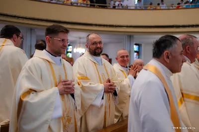 W Wielki Czwartek o godz. 10.00 w naszej Katedrze bp Jan Wątroba przewodniczył Mszy Krzyżma. Jest ona wyrazem jedności i wspólnoty duchowieństwa diecezji. Podczas tej Mszy Świętej biskup poświęcił olej chorych, katechumenów oraz olej krzyżma. Księża koncelebrujący z biskupem Eucharystię odnowili przyrzeczenia kapłańskie. W koncelebrze wzięli udział bp Kazimierz Górny, bp Edward Białogłowski oraz ponad 200 kapłanów z całej diecezji. W Eucharystii wzięli również udział licznie zebrani ministranci, lektorzy, animatorzy, ceremoniarze, członkowie scholi parafialnych i dziewczęcej służby maryjnej. Podczas Mszy Świętej zaśpiewał chór męski pod dyrekcją ks. Andrzeja Widaka. Przy organach zasiadł ks. Julian Wybraniec. fot. Piotr Szorc