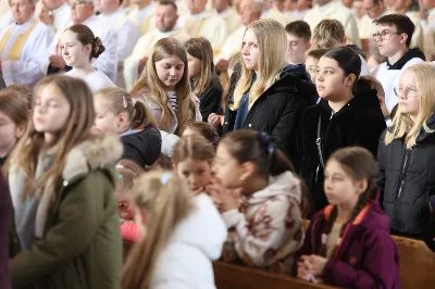 „Eucharystia powinna nas prowadzić do odkrycia kapłańskiej misji Ludu Bożego, kapłańskiej misji każdego z nas” – powiedział Biskup Rzeszowski podczas Mszy Wieczerzy Pańskiej, której przewodniczył w katedrze rzeszowskiej w Wielki Czwartek, 2 kwietnia 2026 r.
Podczas uroczystej liturgii Wielkiego Czwartku w katedrze rzeszowskiej, której przewodniczył bp Jan Wątroba, wierni zostali zaproszeni do refleksji nad tajemnicą Eucharystii, kapłaństwa oraz powołania całego Ludu Bożego do udziału w misji Chrystusa. Na zakończenie homilii biskup zachęcił do szczególnej modlitwy za kapłanów, zwłaszcza tych przeżywających trudności i kryzysy. „Panie Jezu, dobry pasterzu i towarzyszu wędrówki, dziś powierzamy Ci wszystkich kapłanów, ale zwłaszcza tych, którzy przechodzą chwilę kryzysu” – powiedział Biskup Rzeszowski. Wezwał także wspólnotę wiernych do troski o kapłanów poprzez modlitwę, życzliwość i wsparcie.
Wielkoczwartkowa liturgia w katedrze rzeszowskiej stała się nie tylko dziękczynieniem za dar Eucharystii i kapłaństwa, ale także wezwaniem do odnowienia świadomości odpowiedzialności każdego wiernego za życie Kościoła i świadectwo wiary w świecie. fot. ks. Jakub Oczkowicz